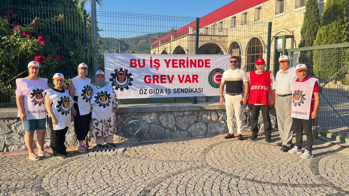Ozgidais_snd's tweet photo. SEVİLEN ŞARAP'TA GREV BAŞLADI: HAKLI MÜCADELEMİZİ KARARLILIKLA SÜRDÜRECEĞİZ

Sendikamızın örgütlenme çalışmalarını başarıyla tamamladığı, Aydın Germencik Organize Sanayi Bölgesi'nde faaliyet gösteren Sevilen Şarap işyerinde, tüm yasal süreçlerin tamamlanmasının ardından grev uygulaması 2 Temmuz 2026 tarihi itibarıyla başlamıştır.

Detaylar;
https://t.co/kmh9X7e292
