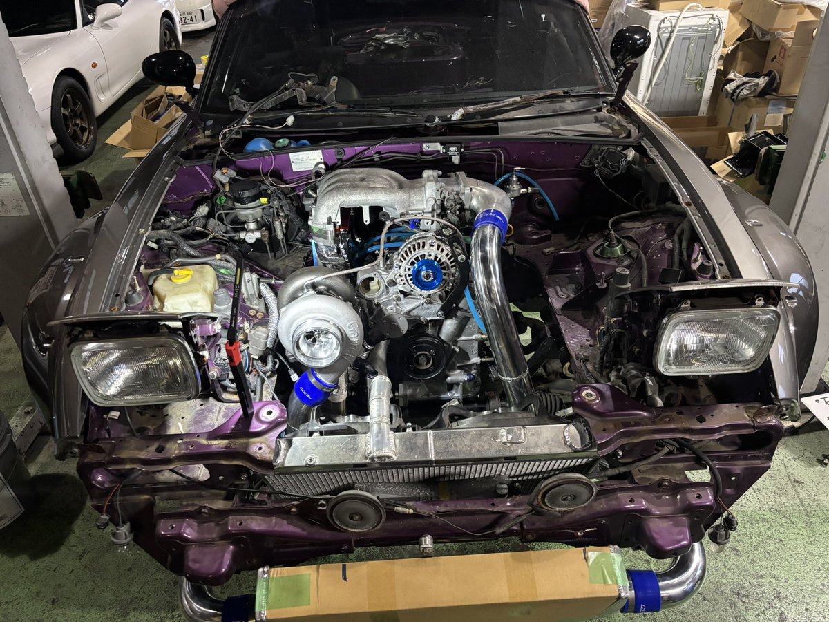 okusho_924's tweet photo. ロータリーロードスター制作日記！
インタークーラー配管完成☺️
ラジエターはトラストVマウント　FD用を加工して取り付け！
オイルクーラーも、位置出しOK！
もう少し♪ https://t.co/C6iXIxYXPB