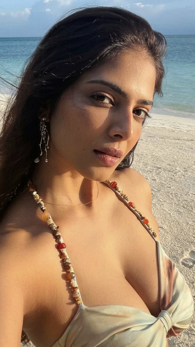 RaashiSena's tweet photo. Malavika Mohanan..hate that wrap but 🫴🏻🏀🥵 https://t.co/wtqE1M3qkU