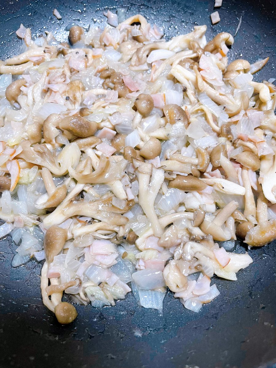 thunderpottery0's tweet photo. 今日はバラバラになった焼き鮭、ニンタマキノコソテー、イカの箱舟、しじみのお味噌汁

貝のお味噌汁うまい😋

#男の料理　#おうちごはん    #twitter料理部    #Twitter家庭料理部 https://t.co/Gl4GlEzDFC