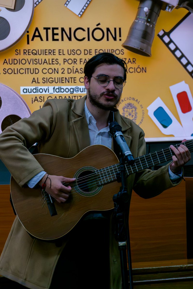 ilsacolombia's tweet photo. y el profesor Felipe Quintero de la @UniveMayor. El espacio fue una reflexión sobre lo que fueron patrones de violaciones a los DDHH en el estallido y lo que significó éste para la democracia en Colombia y la importancia de las revueltas vividas en la época en nuestra América. https://t.co/SqAtgUYw1z
