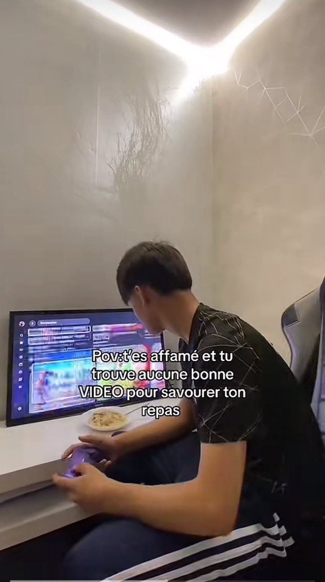 Chitostwt's tweet photo. Ça fait 1h je cherche une bonne video pour manger là https://t.co/KDSLMA5wsS