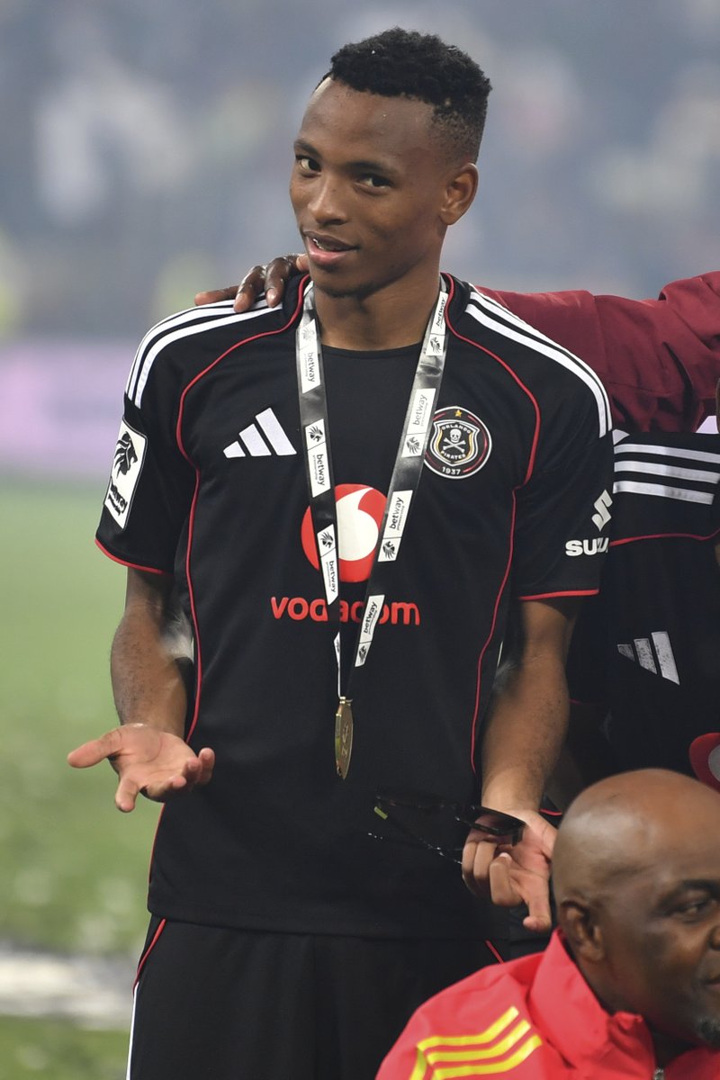 iDiskiTimes's tweet photo. 𝗣𝗜𝗥𝗔𝗧𝗘𝗦 𝗥𝗘𝗩𝗘𝗔𝗟 𝗥𝗘𝗟𝗘 𝗣𝗥𝗢𝗠𝗜𝗦𝗘 ☠️

Orlando Pirates have confirmed Relebohile Mofokeng could've left last season but he wanted to stay to win the league.

In his own words: “Chairman, I am not worried about overseas now. I want to give it my all this season and try win this league for the club. This is my only focus right now. If overseas happens after that, then good but for now, let me do all I can to make the supporters happy.”