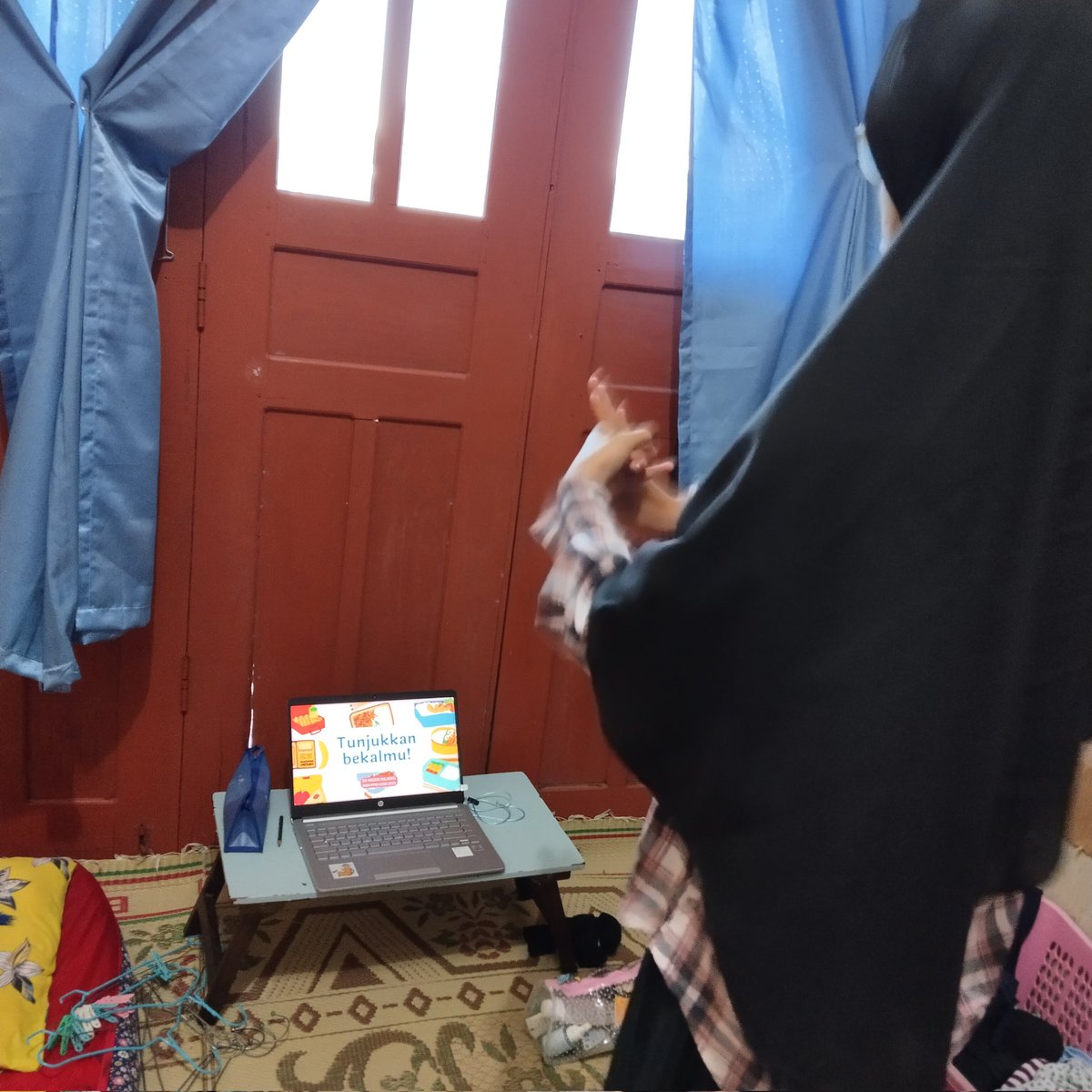 fatedchaconne's tweet photo. Foto di depan laptop dgn sejuta angle dan outfit terus di logbook ditulis:
- Studi literatur: 5 jam
- Menyusun PPT: 3 jam
- Membuat pamflet: 2 jam
- Latihan presentasi: 1 jam https://t.co/4TSGNRby8h