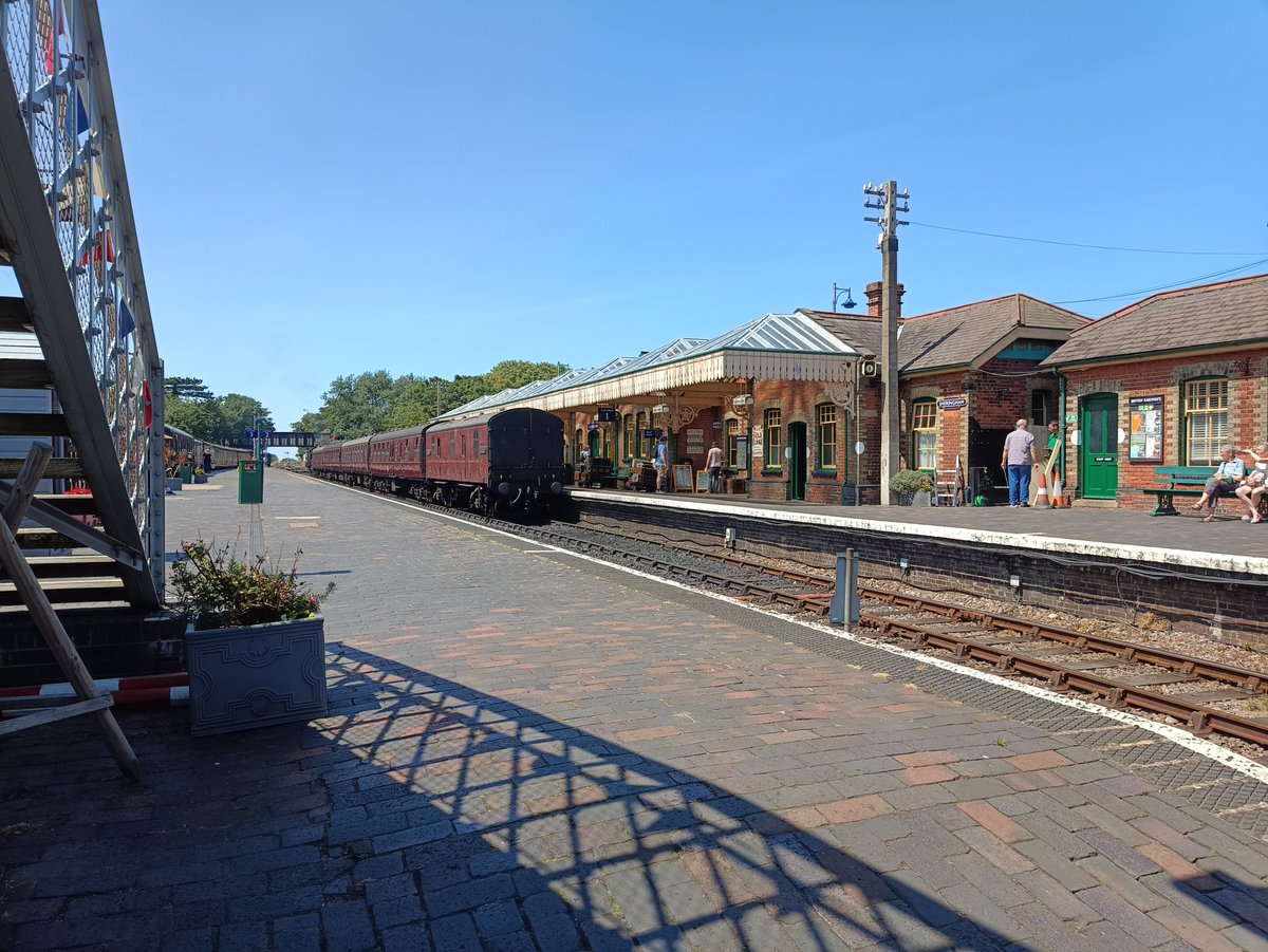 tuckerb93's tweet photo. The North Norfolk Railway heritage line platforms at Sheringham. Unfortunately, I don't have enough time to give the line a visit while I'm up here https://t.co/mIr1sE3OWh