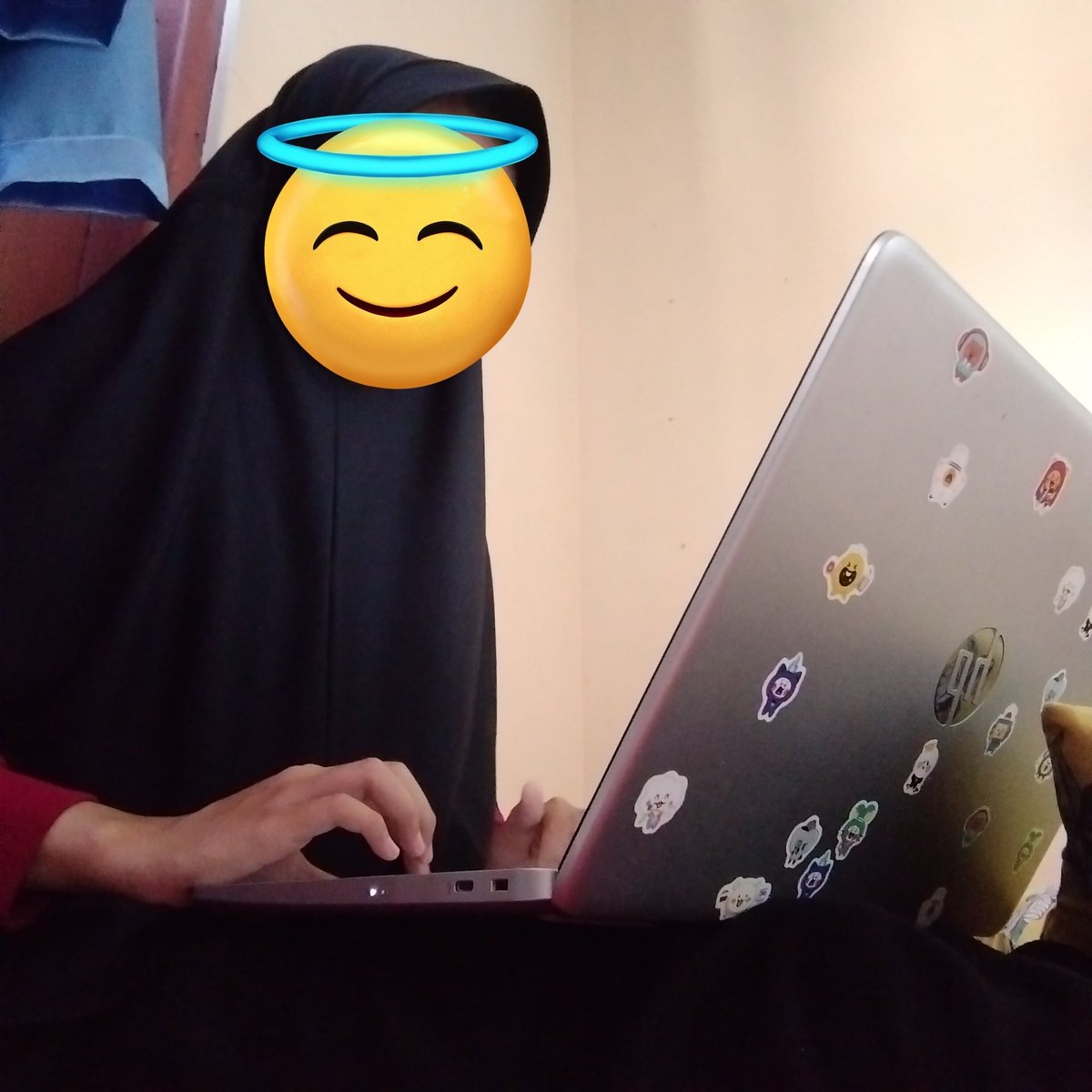 fatedchaconne's tweet photo. Foto di depan laptop dgn sejuta angle dan outfit terus di logbook ditulis:
- Studi literatur: 5 jam
- Menyusun PPT: 3 jam
- Membuat pamflet: 2 jam
- Latihan presentasi: 1 jam https://t.co/4TSGNRby8h