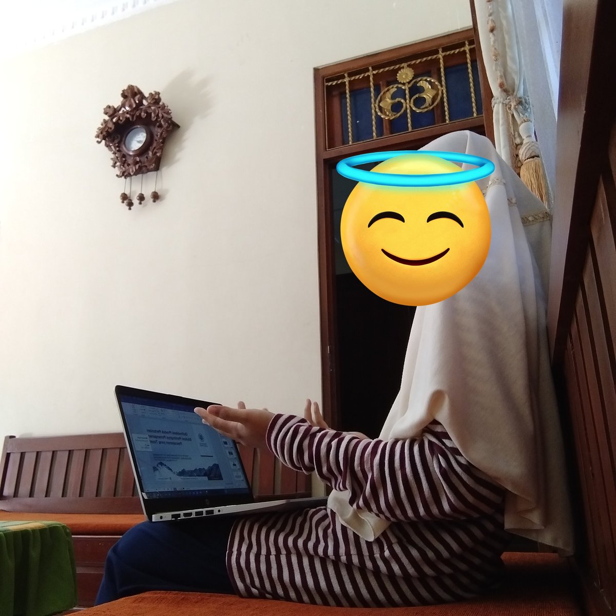 fatedchaconne's tweet photo. Foto di depan laptop dgn sejuta angle dan outfit terus di logbook ditulis:
- Studi literatur: 5 jam
- Menyusun PPT: 3 jam
- Membuat pamflet: 2 jam
- Latihan presentasi: 1 jam https://t.co/4TSGNRby8h