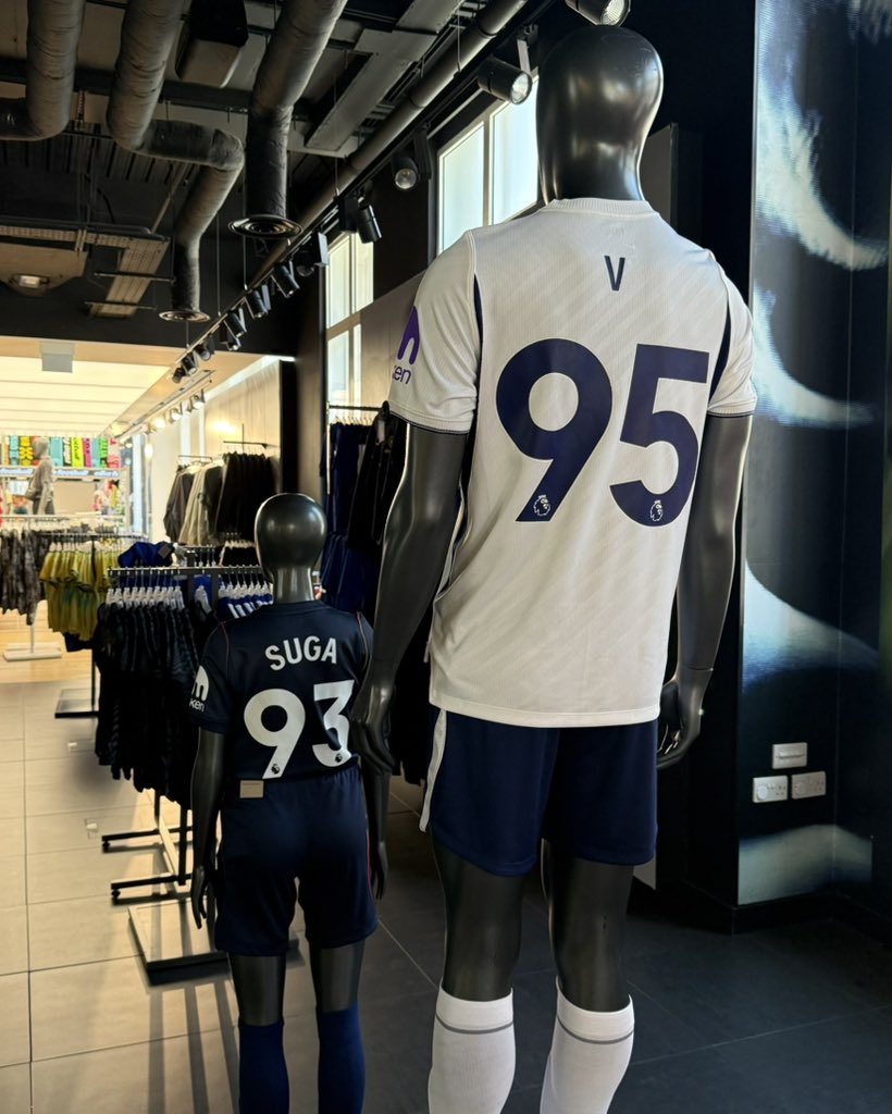 jkooklector's tweet photo. VIM NA LOJA DA NIKE E DO NADAAAA BTS VC QUER ME DIZER ALGO https://t.co/8w6yk1F4RK