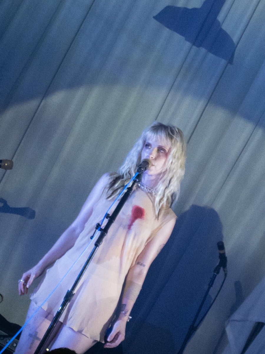 nvrfeltsoglum's tweet photo. hayley’s look for closing night of ego death tour was so final girl in a horror film to me. the bandages and fake blood were really cool i love her mind!!

📸ig: noratvkespics https://t.co/pTJV4a2WWC