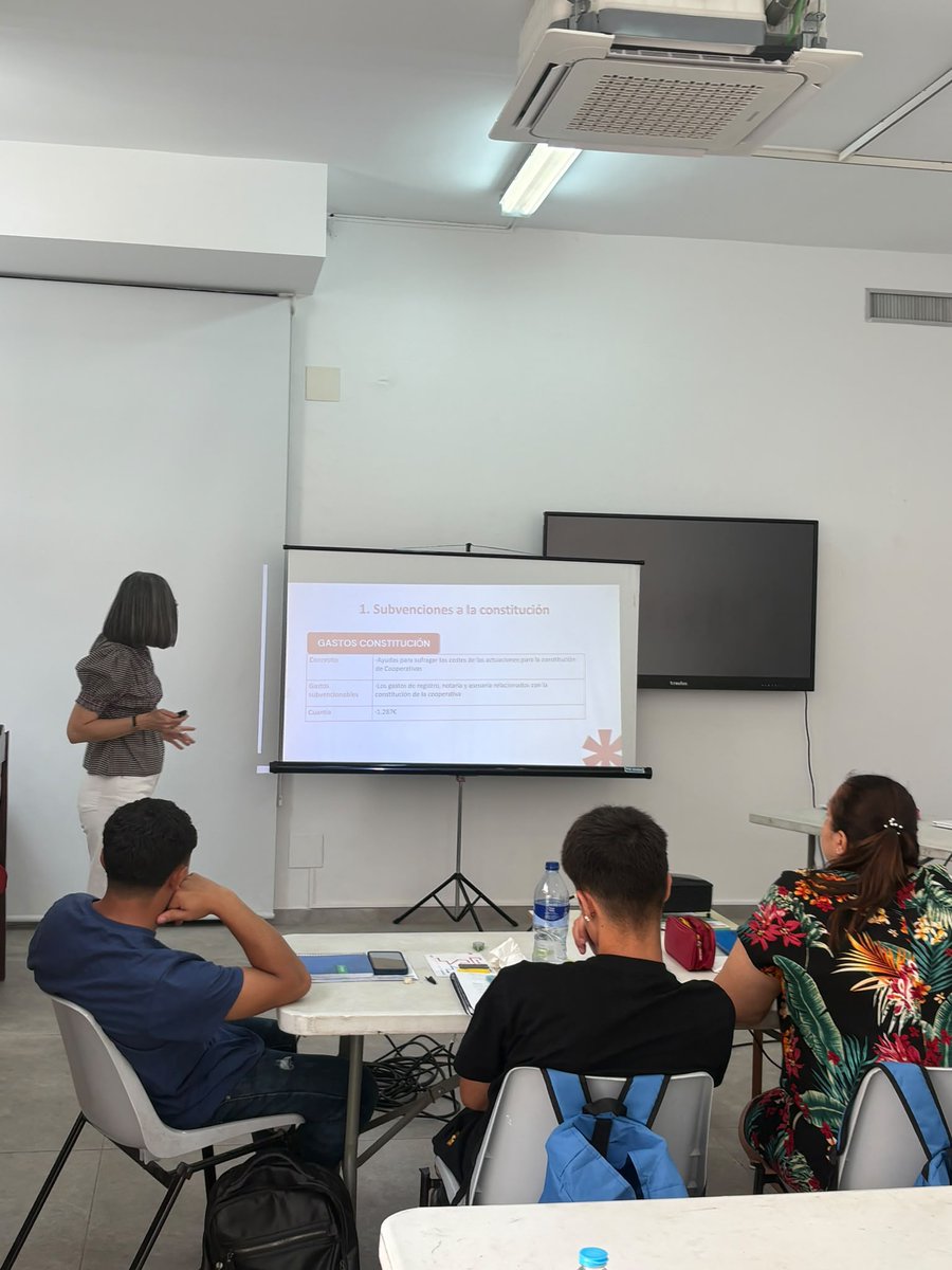 clam_coop's tweet photo. ¡Seguimos acercando el cooperativismo!
Hemos impartido una charla sobre qué son las cooperativas de trabajo asociado al alumnado del módulo de Atención Sociosanitaria del Certificado de Profesionalidad, en la Casa de la Cultura de Tarazona de la Mancha, Albacete
#valemcoop https://t.co/445AOiVxYT
