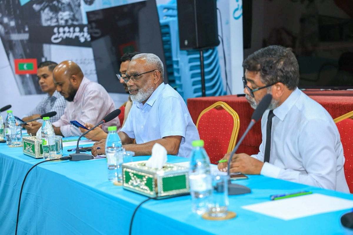 pnc_secretariat's tweet photo. ކޮންގްރެސް ޕާޓީގެ ޗެއަރ ޕާސަން ޢަބްދުއްރަޙީމް އަބްދުالله އަދި ޕީޖީ ގްރޫޕްގެ ލީޑަރ އިބްރާހީމް ފަލާޙް ޕާޓީގެ އިސް ފަރާތްތަކާއި ބައްދަލުކުރެއްވުން. މި ބައްދަލުވުމުގައި  11 ޖުލައި 2026 ގައި ބޭއްވުމަށް ހަމަޖެހިފައިވާ ކޮންގްރެސް ޕާޓީގެ ދާއިރާތަކާއި ސްޓިއަރިންގް ކޮމިޓީތަކުގެ އިންތިޙާބުގެ އިންތިޒާމްތައް ކުރިޔަށް ދާ ގޮތުގެ މަޢުލޫމާތު ހިއްސާ ކުރެވިފައިވޭ.

#DhiveheengeRaajje 
#CongressPartyMV