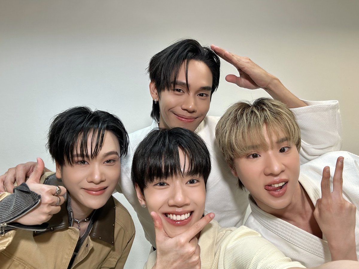 THUNWAofficial's tweet photo. ขอบคุณพี่เงิน พี่โอ๊ต และสตรอง LE7EL ที่มาทำให้เพลง “#THUNWA_ไม่ใช่เรื่องถนัด” ของพรูสมบูรณ์แบบนะครับ ดีใจที่ได้ร่วมงานกับนักแสดงคนเก่งทุกคนมาก ๆ พรูขอฝากเนื้อฝากตัวกับพี่ ๆ ชูก้าและ EXP ทุกคนด้วยนะค้าบ💗✨

#THUNWA #ไม่ใช่เรื่องถนัด #ngernnn #oattrttt #STRONG_LE7EL https://t.co/94BJY0a2Np