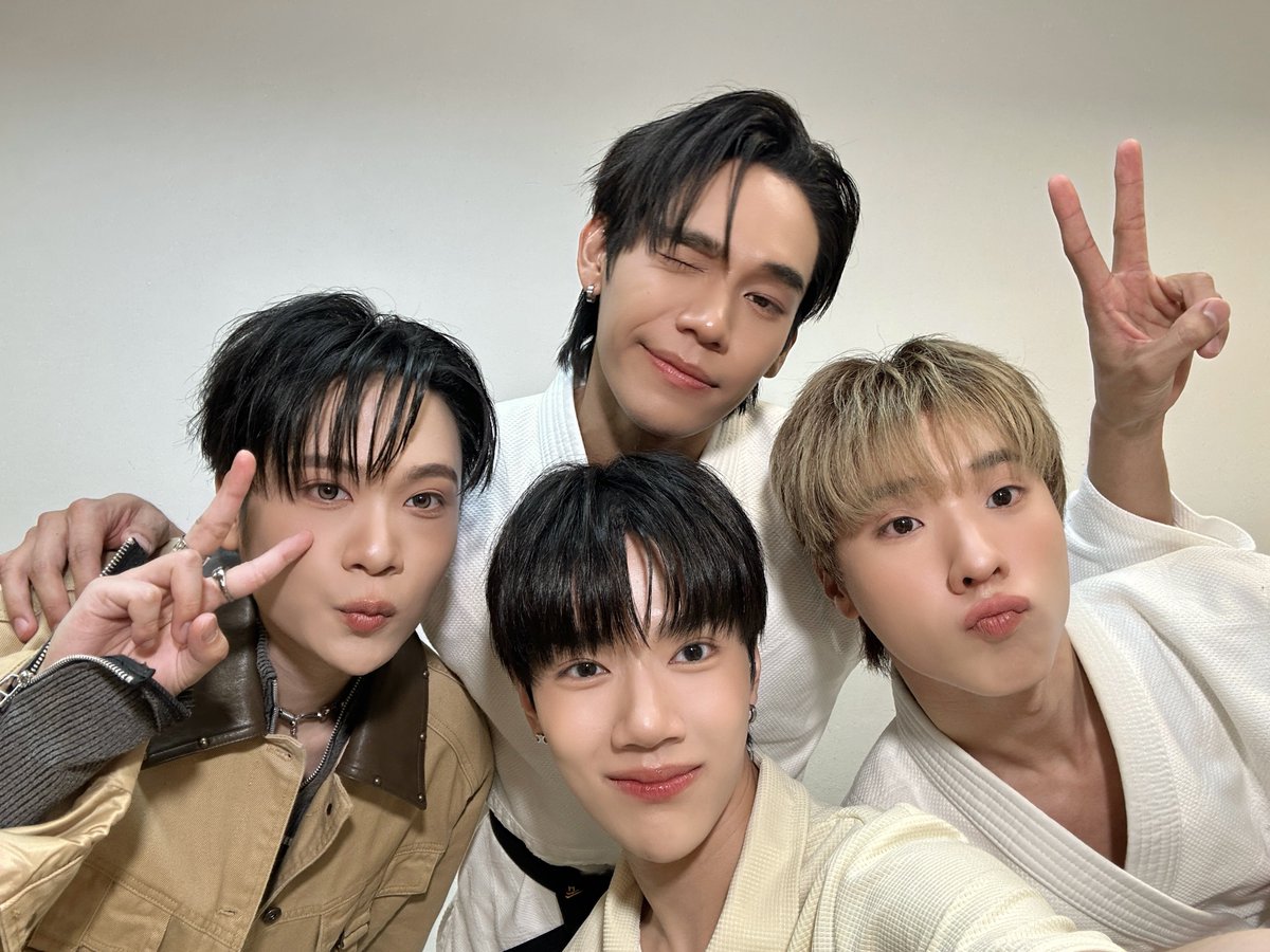 THUNWAofficial's tweet photo. ขอบคุณพี่เงิน พี่โอ๊ต และสตรอง LE7EL ที่มาทำให้เพลง “#THUNWA_ไม่ใช่เรื่องถนัด” ของพรูสมบูรณ์แบบนะครับ ดีใจที่ได้ร่วมงานกับนักแสดงคนเก่งทุกคนมาก ๆ พรูขอฝากเนื้อฝากตัวกับพี่ ๆ ชูก้าและ EXP ทุกคนด้วยนะค้าบ💗✨

#THUNWA #ไม่ใช่เรื่องถนัด #ngernnn #oattrttt #STRONG_LE7EL https://t.co/94BJY0a2Np