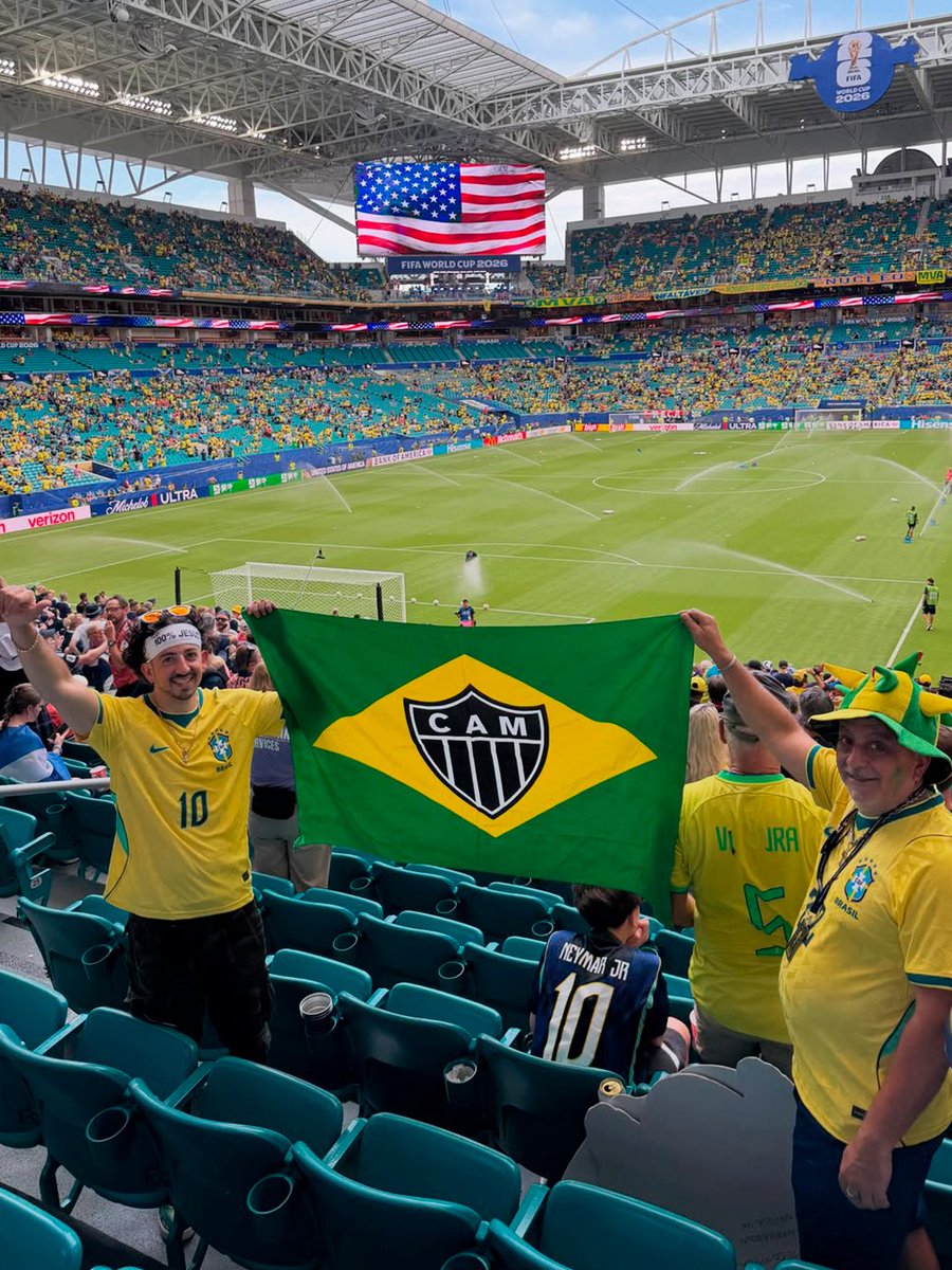 Atletico's tweet photo. Sempre presente! 🖤🤍🇧🇷  

Está acompanhando a Copa na América do Norte? Publique sua foto, marque o @Atletico e use a #GaloNaCopa. 🤳 https://t.co/QZZvTkTzAb