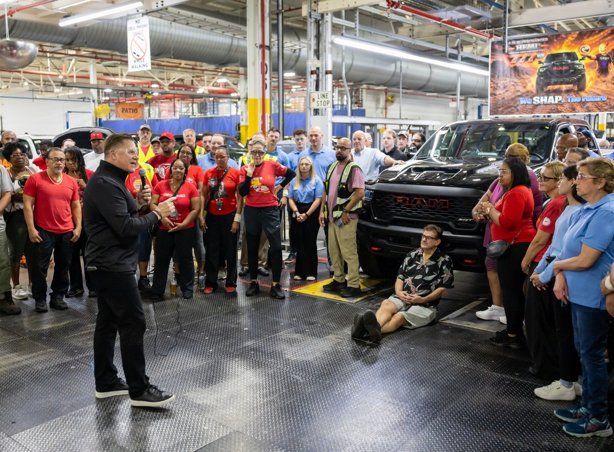 StellantisNAEsp's tweet photo. La @RamTrucks 1500 TRX SRT 2027 ya rueda hacia sus primeros propietarios. 6 meses después de su presentación, la pickup sale de la línea de montaje de Sterling Heights. Tim Kuniskis, CEO de la marca, celebra con parte de la plantilla el inicio de los primeros envíos. #RamTRX https://t.co/Zofl8IN9VC