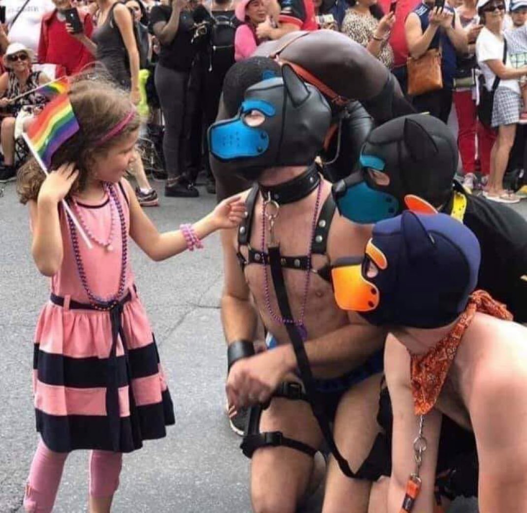 ResidentRaptor's tweet photo. @pacoalesanleon @palmexxxxxx @tipitoenojado Denunciando a los degenerados que se pasean en pija en frente de los menores. ¿Así o más claro? Degenerado. https://t.co/VUqEmbPZ2A