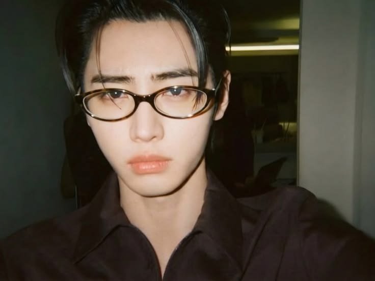 hoonieceps's tweet photo. Sunghoon as Clark Kent https://t.co/KepI3kQi8E