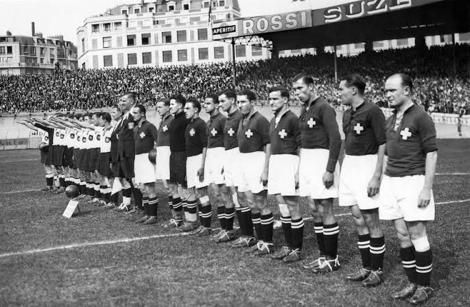 SuisseFoot's tweet photo. 🇨🇭🇨🇭

Voici une image de la dernière équipe de Suisse ayant gagné un match à élimination directe dans une Coupe du Monde… 88 ans, ça remonte 😅

Ce soir, on a l’équipe pour corriger cela !
On y croit !!!! https://t.co/dMzJE7SyMm