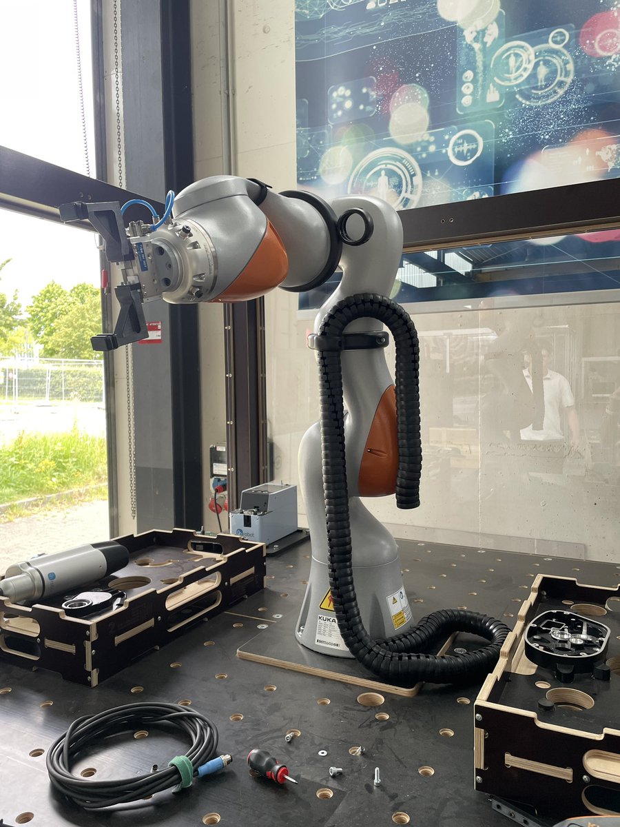 _ok_cc_'s tweet photo. Excited to start my work of using KUKA iiwa robot for disassembly automation. https://t.co/8XfiXhfk06