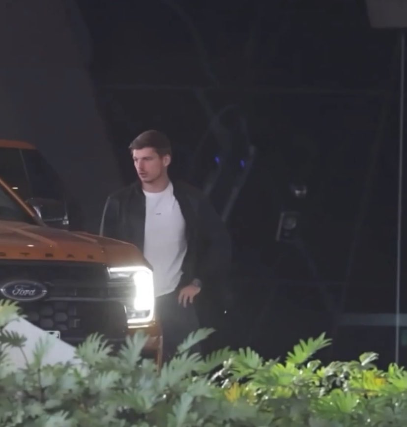 cantverstopim's tweet photo. Off duty model ok I see you https://t.co/5MRjgb5KLZ