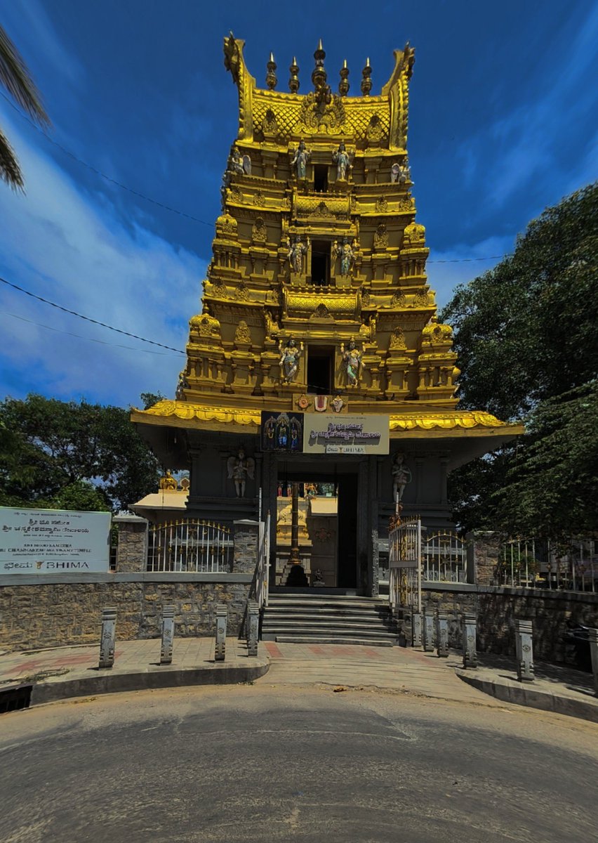 Me_Piyuu's tweet photo. साऊथमधली मंदिरं प्रचंड सुंदर आहेत राव....
मंदिरावरील प्रत्येक कोरीवकाम त्या सुबक नक्षी, प्रत्येक शिल्प आणि प्रत्येक तपशील कलाकाराच्या मेहनतीची साक्ष देतो. बाहेरून पाहतानाच प्रसन्न वाटतं ❤️🥰🤌 https://t.co/BOibLdlDcV
