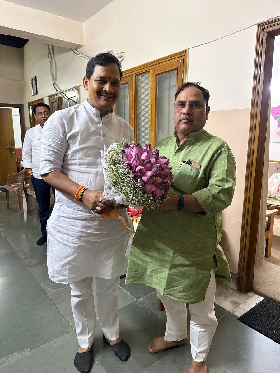 ashoksingh4BJP's tweet photo. झारखंड भाजपा के यशस्वी प्रदेश संगठन मंत्री, माननीय श्री कर्मवीर जी को जन्मदिन की हार्दिक शुभकामनाएँ! 💐
आज भेंट कर पुष्प गुच्छ के साथ दीर्घायु एवं उत्तम स्वास्थ्य की मंगलकामना की। आपका कुशल मार्गदर्शन हम कार्यकर्ताओं के लिए सदैव प्रेरणा है।
जय भाजपा! विजय भाजपा! 🚩
#HappyBirthday https://t.co/JTm2QnOonX