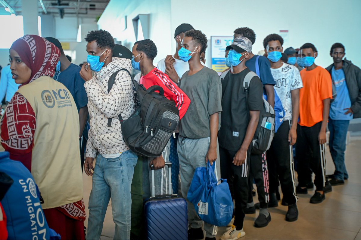 MOFASomalia's tweet photo. H.E. Hassan Mohamed Ali, Deputy Minister of Foreign Affairs, today welcomed 129 Somali nationals voluntarily returning from Libya under the Voluntary Humanitarian Return programme. The reception was attended by the Office of the Special Envoy on Refugees, NCRI and IOM Somalia. 🇸🇴 https://t.co/rprbRNsOKL