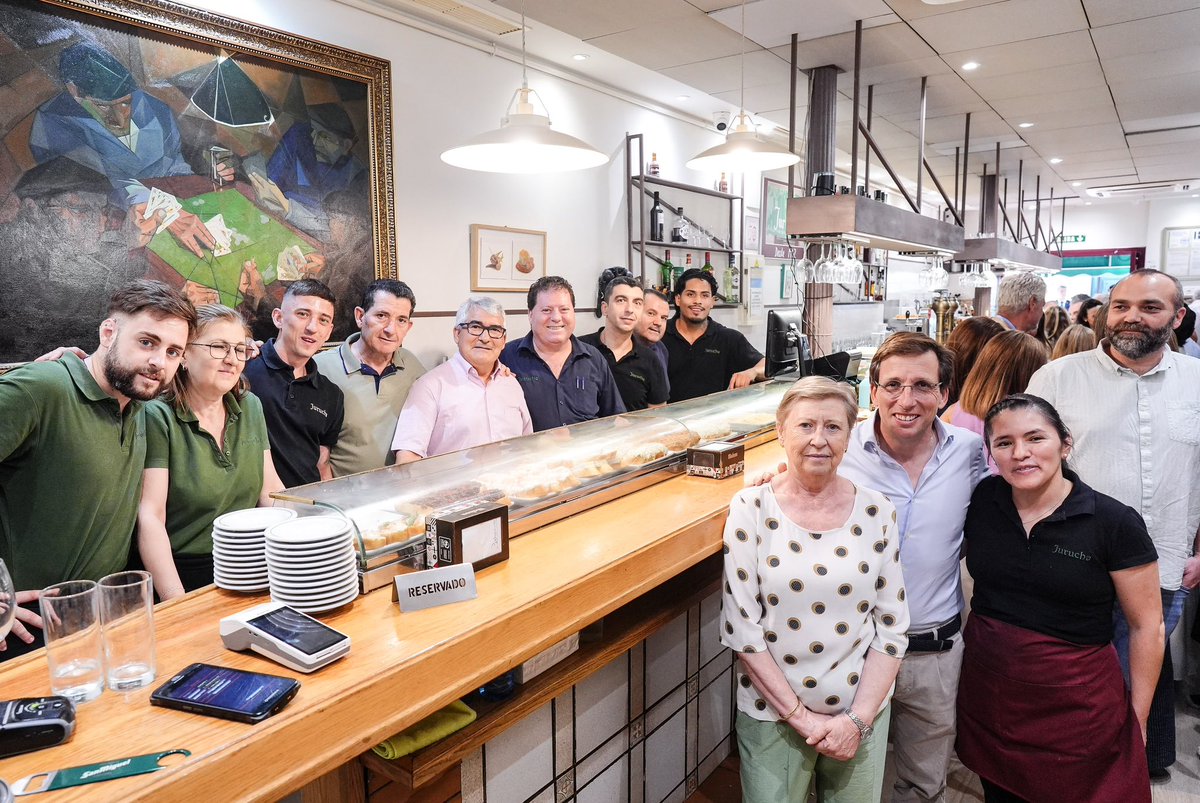 AlmeidaPP_'s tweet photo. El Bar Jurucha lleva más de seis décadas formando parte de Madrid y de nuestra vida. Un lugar donde generaciones de madrileños han compartido una barra, una conversación y el placer de entrar sabiendo que te saludan por tu nombre.

Madrid le rinde homenaje con una placa que reconoce su historia, su legado y el trabajo de una familia que ha sabido mantener viva una de las tabernas más emblemáticas de nuestra ciudad.