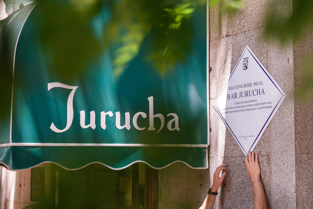 AlmeidaPP_'s tweet photo. El Bar Jurucha lleva más de seis décadas formando parte de Madrid y de nuestra vida. Un lugar donde generaciones de madrileños han compartido una barra, una conversación y el placer de entrar sabiendo que te saludan por tu nombre.

Madrid le rinde homenaje con una placa que reconoce su historia, su legado y el trabajo de una familia que ha sabido mantener viva una de las tabernas más emblemáticas de nuestra ciudad.