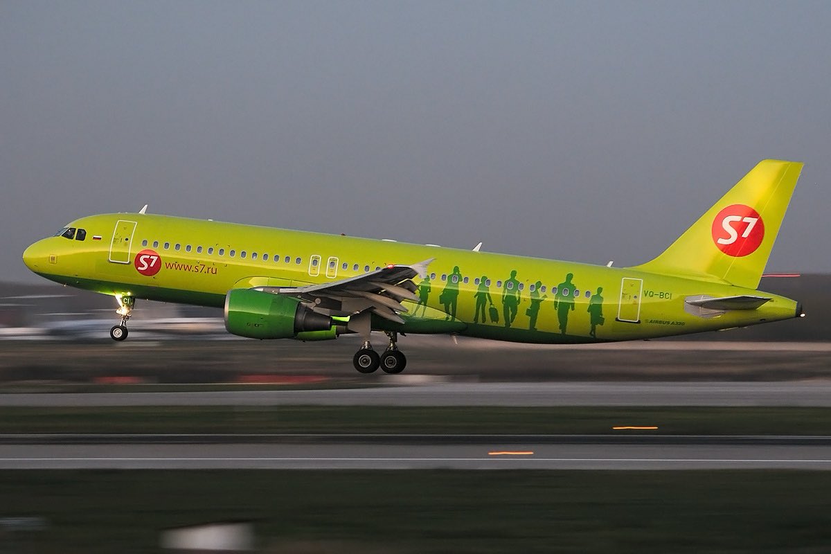 ClassicsPlanes's tweet photo. An S7 Siberia Airlines A320 seen here in this photo at Moscow DME Airport in October 2010 #avgeeks π·- Anton Bannikov https://t.co/cTQKSgGCjG