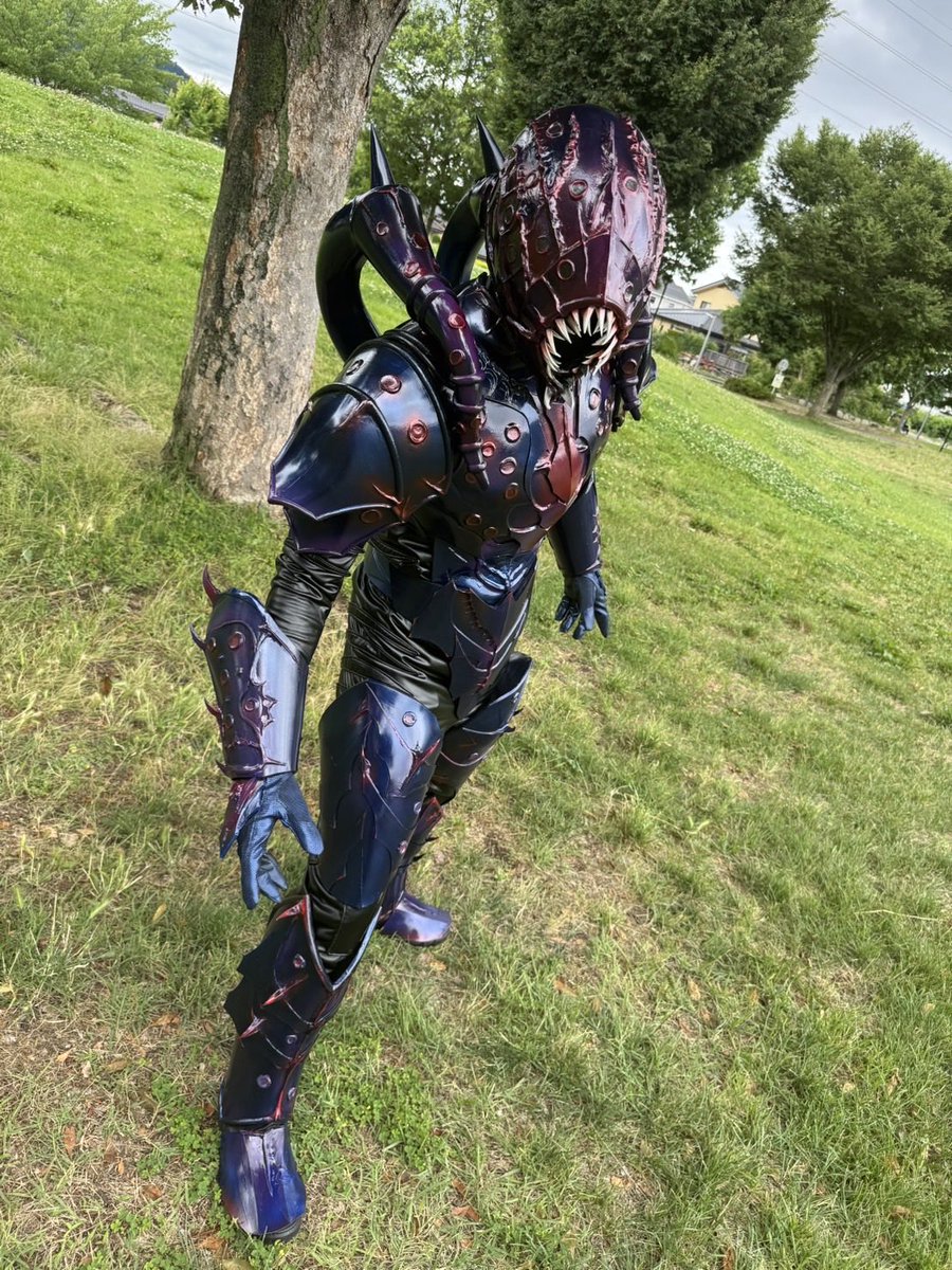 tbow2837w's tweet photo. 【制作5日目】

ついに��成！✨

⚔️ 剣、完成！
👹 怪人も完成！

細部までこだわりながら、丁寧に仕上げました。
今回も納得のいく作品になりました！

ぜひご覧ください😊
背景はAI処理してあります。
#特撮 #怪人 #ヒーロー #着ぐるみ #コスチューム制作 #造形 #ハンドメイド #EVAフォーム https://t.co/anDk9g17gB