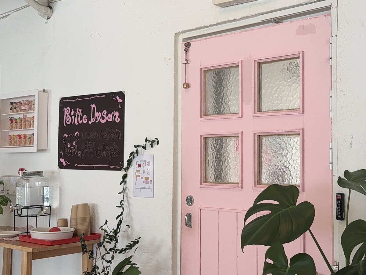 taesdearest's tweet photo. whimsy seoul cafes ☕️💓⋆˚꩜｡ https://t.co/zqimILjIut