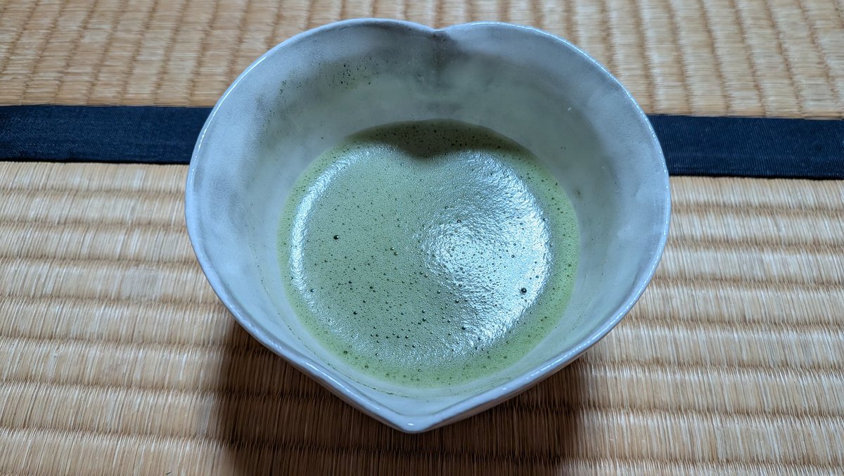 miyakh7's tweet photo. 菓子は両口屋是清製 緑の風。
茶碗は小野穣さんの粉引の猪目。 https://t.co/AjnS7zhveP
