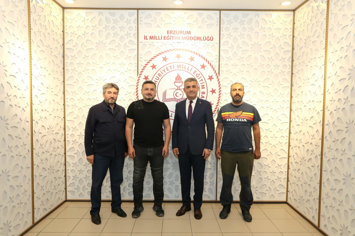 Erzurum_Mem's tweet photo. 📍 Aydın Memur-Sen İl Temsilcisi ve Eğitim-Bir-Sen 1 No'lu Şube Başkanı Sayın Fatih Taşpınar, Çanakkale Eğitim-Bir-Sen 1 No'lu Şube Başkanı Sayın Resul Can ile Erzurum Memur-Sen İl Temsilcisi ve Eğitim-Bir-Sen 2 No'lu Şube Başkanı Sayın Mustafa Karataş, İl Millî Eğitim Müdürümüz Sayın Süleyman Ekici'yi makamında ziyaret etti.

💬 Samimi bir ortamda gerçekleşen ziyarette eğitim alanındaki güncel çalışmalar ve ortak hedefler üzerine görüş alışverişinde bulunuldu.

🌿 İl Millî Eğitim Müdürümüz Sayın Süleyman Ekici, nazik ziyaretleri dolayısıyla misafirlerine teşekkür ederek çalışmalarında başarılar ve kolaylıklar temennisinde bulundu.

@tcmeb @Yusuf__Tekin @ekicis20