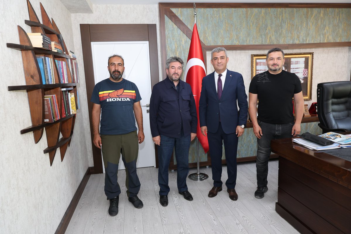 Erzurum_Mem's tweet photo. 📍 Aydın Memur-Sen İl Temsilcisi ve Eğitim-Bir-Sen 1 No'lu Şube Başkanı Sayın Fatih Taşpınar, Çanakkale Eğitim-Bir-Sen 1 No'lu Şube Başkanı Sayın Resul Can ile Erzurum Memur-Sen İl Temsilcisi ve Eğitim-Bir-Sen 2 No'lu Şube Başkanı Sayın Mustafa Karataş, İl Millî Eğitim Müdürümüz Sayın Süleyman Ekici'yi makamında ziyaret etti.

💬 Samimi bir ortamda gerçekleşen ziyarette eğitim alanındaki güncel çalışmalar ve ortak hedefler üzerine görüş alışverişinde bulunuldu.

🌿 İl Millî Eğitim Müdürümüz Sayın Süleyman Ekici, nazik ziyaretleri dolayısıyla misafirlerine teşekkür ederek çalışmalarında başarılar ve kolaylıklar temennisinde bulundu.

@tcmeb @Yusuf__Tekin @ekicis20