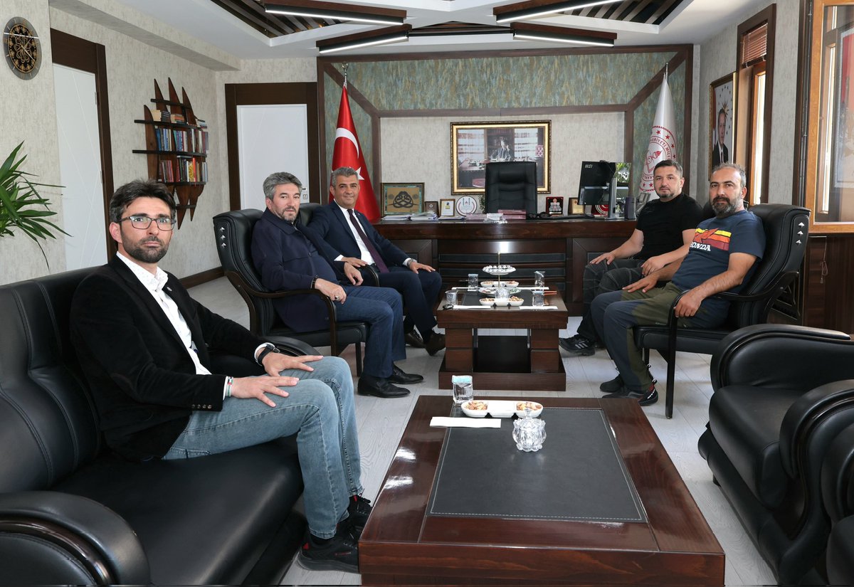 Erzurum_Mem's tweet photo. 📍 Aydın Memur-Sen İl Temsilcisi ve Eğitim-Bir-Sen 1 No'lu Şube Başkanı Sayın Fatih Taşpınar, Çanakkale Eğitim-Bir-Sen 1 No'lu Şube Başkanı Sayın Resul Can ile Erzurum Memur-Sen İl Temsilcisi ve Eğitim-Bir-Sen 2 No'lu Şube Başkanı Sayın Mustafa Karataş, İl Millî Eğitim Müdürümüz Sayın Süleyman Ekici'yi makamında ziyaret etti.

💬 Samimi bir ortamda gerçekleşen ziyarette eğitim alanındaki güncel çalışmalar ve ortak hedefler üzerine görüş alışverişinde bulunuldu.

🌿 İl Millî Eğitim Müdürümüz Sayın Süleyman Ekici, nazik ziyaretleri dolayısıyla misafirlerine teşekkür ederek çalışmalarında başarılar ve kolaylıklar temennisinde bulundu.

@tcmeb @Yusuf__Tekin @ekicis20