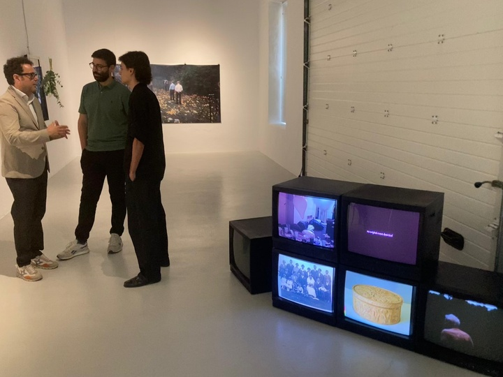 regiondemurcia's tweet photo. 📺🏵️El @centro_parraga muestra las imágenes familiares generadas con IA y las flores fundidas en aluminio de Marc Mateos Monteagudo.

🗓️Comisariada por Rodrigo Carreño, la muestra invita al visitante a reflexionar sobre la memoria simulada de las imágenes y la memoria física de las esculturas.

Noticia: https://t.co/fG3cdHS1Lw