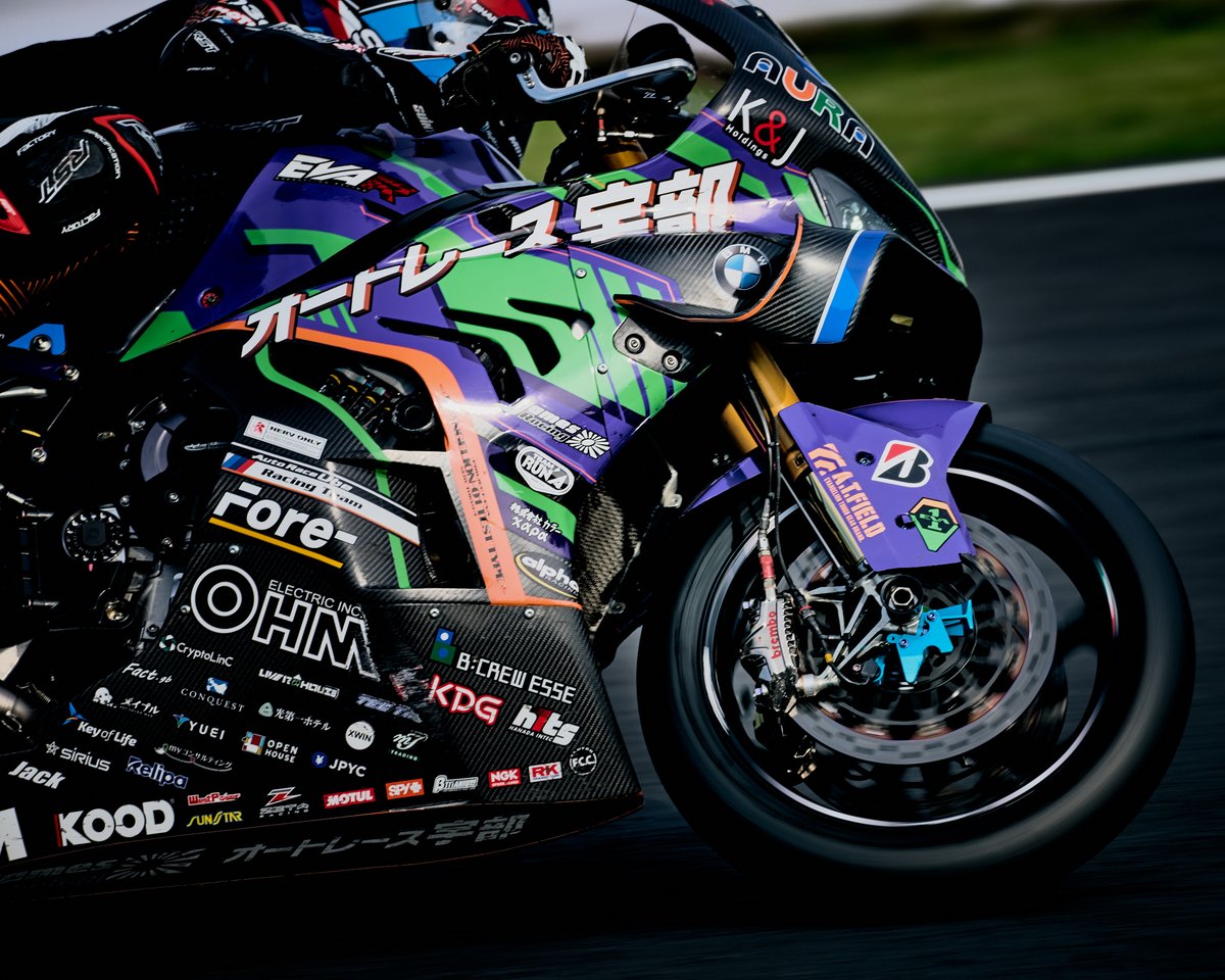akkiy005's tweet photo. オートレース宇部レーシングチームのEVA RT初号機 BMW M1000RR
テスト走行で一際目を引いた一台。
カラーリングも、ライダーの攻めたフォームも最高でした。
いよいよ明日から鈴鹿8耐本番。
どんな熱いレースが待っているのか楽しみです!
#鈴鹿8耐 #オートレース宇部 #EVART #BMWM1000RR #バイク写真 https://t.co/BKr8NJYAeV