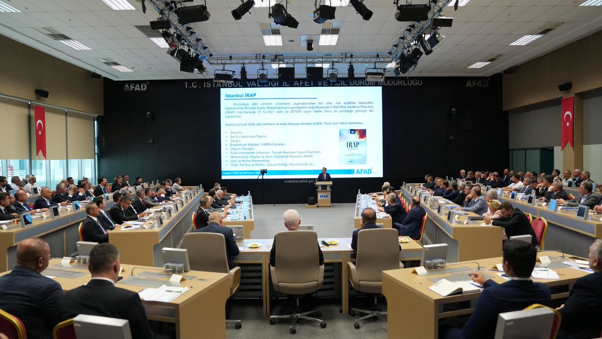 IstanbulAFAD's tweet photo. İl Afet Risk Azaltma Planı (İRAP) Bilgilendirme Toplantısı, Valimiz Sayın Davut Gül’ün başkanlığında, Müdürlüğümüz Hasdal Yerleşkesinde gerçekleştirildi.

Toplantıda, İl Müdürümüz Prof. Dr. @HalukOzener , İl Afet Risk Azaltma Planı (İRAP) kapsamında İstanbul genelinde yürütülen çalışmalar ile 2027-2031 döneminde hayata geçirilmesi planlanan faaliyetlere ilişkin kapsamlı bir sunum gerçekleştirdi.

Sunumda; afet risklerinin azaltılmasına yönelik mevcut çalışmalar, kurumlar arası koordinasyon süreçleri, uygulamaya alınan faaliyetler ve yeni dönem İRAP kapsamında önceliklendirilen hedefler değerlendirilerek, İstanbul'un afetlere karşı daha dirençli hale getirilmesine yönelik planlanan çalışmalar hakkında katılımcılara bilgilendirme yapıldı.

Toplantıya; İstanbul Büyükşehir Belediye Başkan Vekili Nuri Aslan, Vali Yardımcıları, Kaymakamlar, İlçe Belediye Başkanları ve İlçe Belediye Başkan Vekilleri, il müdürleri ile ilgili kurum ve kuruluşların temsilcileri katılım sağladı.

Afet risklerinin azaltılmasına yönelik çalışmaların etkin şekilde sürdürülmesi ve kurumlar arası iş birliğinin güçlendirilmesi amacıyla gerçekleştirilen toplantıda, yeni dönem İRAP hazırlık sürecine ilişkin değerlendirme ve görüş alışverişinde bulunuldu.

@TC_istanbul 
@AFADBaskanlik