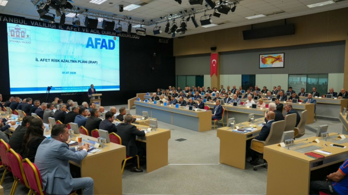 IstanbulAFAD's tweet photo. İl Afet Risk Azaltma Planı (İRAP) Bilgilendirme Toplantısı, Valimiz Sayın Davut Gül’ün başkanlığında, Müdürlüğümüz Hasdal Yerleşkesinde gerçekleştirildi.

Toplantıda, İl Müdürümüz Prof. Dr. @HalukOzener , İl Afet Risk Azaltma Planı (İRAP) kapsamında İstanbul genelinde yürütülen çalışmalar ile 2027-2031 döneminde hayata geçirilmesi planlanan faaliyetlere ilişkin kapsamlı bir sunum gerçekleştirdi.

Sunumda; afet risklerinin azaltılmasına yönelik mevcut çalışmalar, kurumlar arası koordinasyon süreçleri, uygulamaya alınan faaliyetler ve yeni dönem İRAP kapsamında önceliklendirilen hedefler değerlendirilerek, İstanbul'un afetlere karşı daha dirençli hale getirilmesine yönelik planlanan çalışmalar hakkında katılımcılara bilgilendirme yapıldı.

Toplantıya; İstanbul Büyükşehir Belediye Başkan Vekili Nuri Aslan, Vali Yardımcıları, Kaymakamlar, İlçe Belediye Başkanları ve İlçe Belediye Başkan Vekilleri, il müdürleri ile ilgili kurum ve kuruluşların temsilcileri katılım sağladı.

Afet risklerinin azaltılmasına yönelik çalışmaların etkin şekilde sürdürülmesi ve kurumlar arası iş birliğinin güçlendirilmesi amacıyla gerçekleştirilen toplantıda, yeni dönem İRAP hazırlık sürecine ilişkin değerlendirme ve görüş alışverişinde bulunuldu.

@TC_istanbul 
@AFADBaskanlik