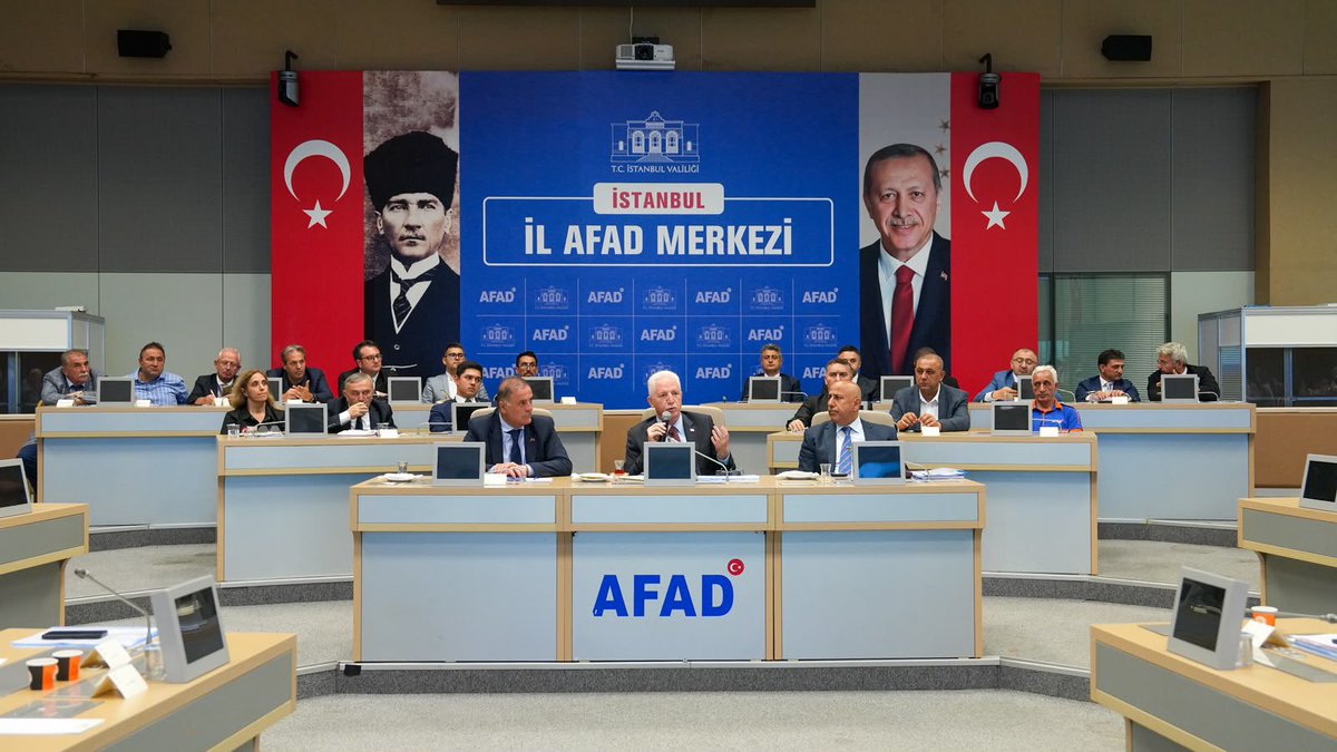 IstanbulAFAD's tweet photo. İl Afet Risk Azaltma Planı (İRAP) Bilgilendirme Toplantısı, Valimiz Sayın Davut Gül’ün başkanlığında, Müdürlüğümüz Hasdal Yerleşkesinde gerçekleştirildi.

Toplantıda, İl Müdürümüz Prof. Dr. @HalukOzener , İl Afet Risk Azaltma Planı (İRAP) kapsamında İstanbul genelinde yürütülen çalışmalar ile 2027-2031 döneminde hayata geçirilmesi planlanan faaliyetlere ilişkin kapsamlı bir sunum gerçekleştirdi.

Sunumda; afet risklerinin azaltılmasına yönelik mevcut çalışmalar, kurumlar arası koordinasyon süreçleri, uygulamaya alınan faaliyetler ve yeni dönem İRAP kapsamında önceliklendirilen hedefler değerlendirilerek, İstanbul'un afetlere karşı daha dirençli hale getirilmesine yönelik planlanan çalışmalar hakkında katılımcılara bilgilendirme yapıldı.

Toplantıya; İstanbul Büyükşehir Belediye Başkan Vekili Nuri Aslan, Vali Yardımcıları, Kaymakamlar, İlçe Belediye Başkanları ve İlçe Belediye Başkan Vekilleri, il müdürleri ile ilgili kurum ve kuruluşların temsilcileri katılım sağladı.

Afet risklerinin azaltılmasına yönelik çalışmaların etkin şekilde sürdürülmesi ve kurumlar arası iş birliğinin güçlendirilmesi amacıyla gerçekleştirilen toplantıda, yeni dönem İRAP hazırlık sürecine ilişkin değerlendirme ve görüş alışverişinde bulunuldu.

@TC_istanbul 
@AFADBaskanlik