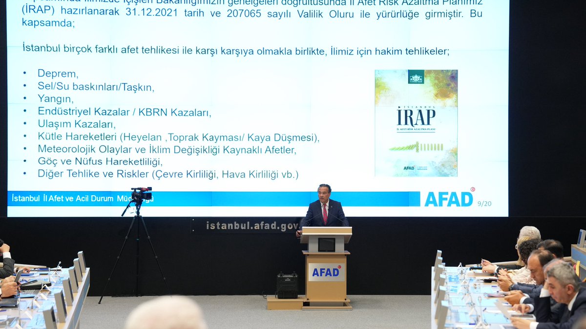 IstanbulAFAD's tweet photo. İl Afet Risk Azaltma Planı (İRAP) Bilgilendirme Toplantısı, Valimiz Sayın Davut Gül’ün başkanlığında, Müdürlüğümüz Hasdal Yerleşkesinde gerçekleştirildi.

Toplantıda, İl Müdürümüz Prof. Dr. @HalukOzener , İl Afet Risk Azaltma Planı (İRAP) kapsamında İstanbul genelinde yürütülen çalışmalar ile 2027-2031 döneminde hayata geçirilmesi planlanan faaliyetlere ilişkin kapsamlı bir sunum gerçekleştirdi.

Sunumda; afet risklerinin azaltılmasına yönelik mevcut çalışmalar, kurumlar arası koordinasyon süreçleri, uygulamaya alınan faaliyetler ve yeni dönem İRAP kapsamında önceliklendirilen hedefler değerlendirilerek, İstanbul'un afetlere karşı daha dirençli hale getirilmesine yönelik planlanan çalışmalar hakkında katılımcılara bilgilendirme yapıldı.

Toplantıya; İstanbul Büyükşehir Belediye Başkan Vekili Nuri Aslan, Vali Yardımcıları, Kaymakamlar, İlçe Belediye Başkanları ve İlçe Belediye Başkan Vekilleri, il müdürleri ile ilgili kurum ve kuruluşların temsilcileri katılım sağladı.

Afet risklerinin azaltılmasına yönelik çalışmaların etkin şekilde sürdürülmesi ve kurumlar arası iş birliğinin güçlendirilmesi amacıyla gerçekleştirilen toplantıda, yeni dönem İRAP hazırlık sürecine ilişkin değerlendirme ve görüş alışverişinde bulunuldu.

@TC_istanbul 
@AFADBaskanlik