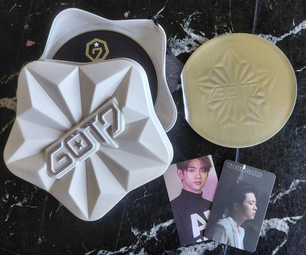 thzyvante's tweet photo. VENDA GOT7 
• got it - 2 cards + cd + photobook 
R$120 frete INCLUSO 
• tenho + de 150 feedbacks 
• mando mais fotos/videos
• envio em 2 semanas 
• reservo por 2 dias 
#vendagot7 #got7 #vendakpop #got7gotit https://t.co/HQsd89cupV