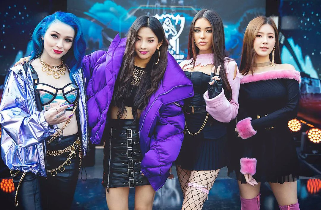 npomvtt's tweet photo. 🚨 ELAS ESTÃO VOLTANDO! Segundo rumores, K/DA fará um comeback em novembro com a formação completa, após 6 anos sem lançamentos.

O grupo é composto por Ahri (Miyeon do i-dle), Akali (Soyeon do i-dle), Evelynn (Madison Beer)
e Kai'Sa (Jaira Burns). https://t.co/fMEOAa47cB