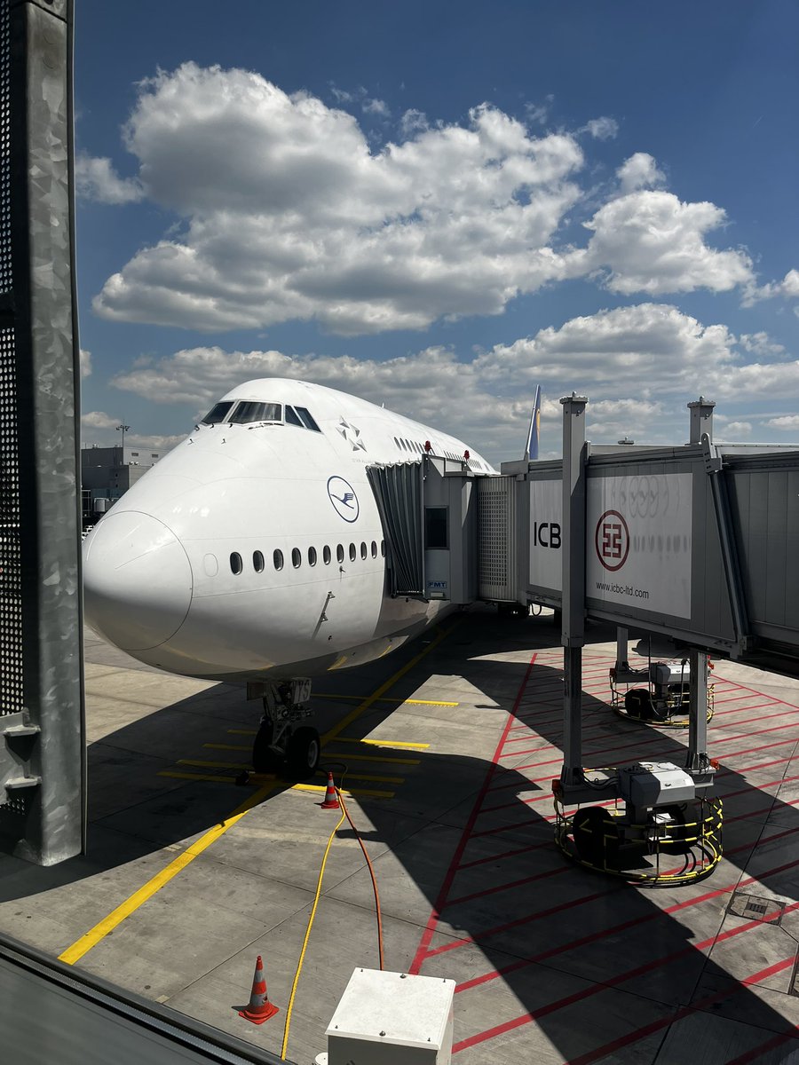 sei36707109's tweet photo. 二階建て飛行機で日本に一時帰国します🇯🇵✈️ https://t.co/yihP3Xmks8