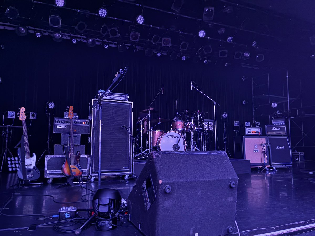 milspec3204's tweet photo. 本日のヒトリエ、シノダさんにアタマつかまれてくるくる回されたのおもろかったなー。イガラシさん前で。多分、柵蹴っ飛ばしてごめん的なヤツだったと思うんだけど https://t.co/kD4jAzXfA4