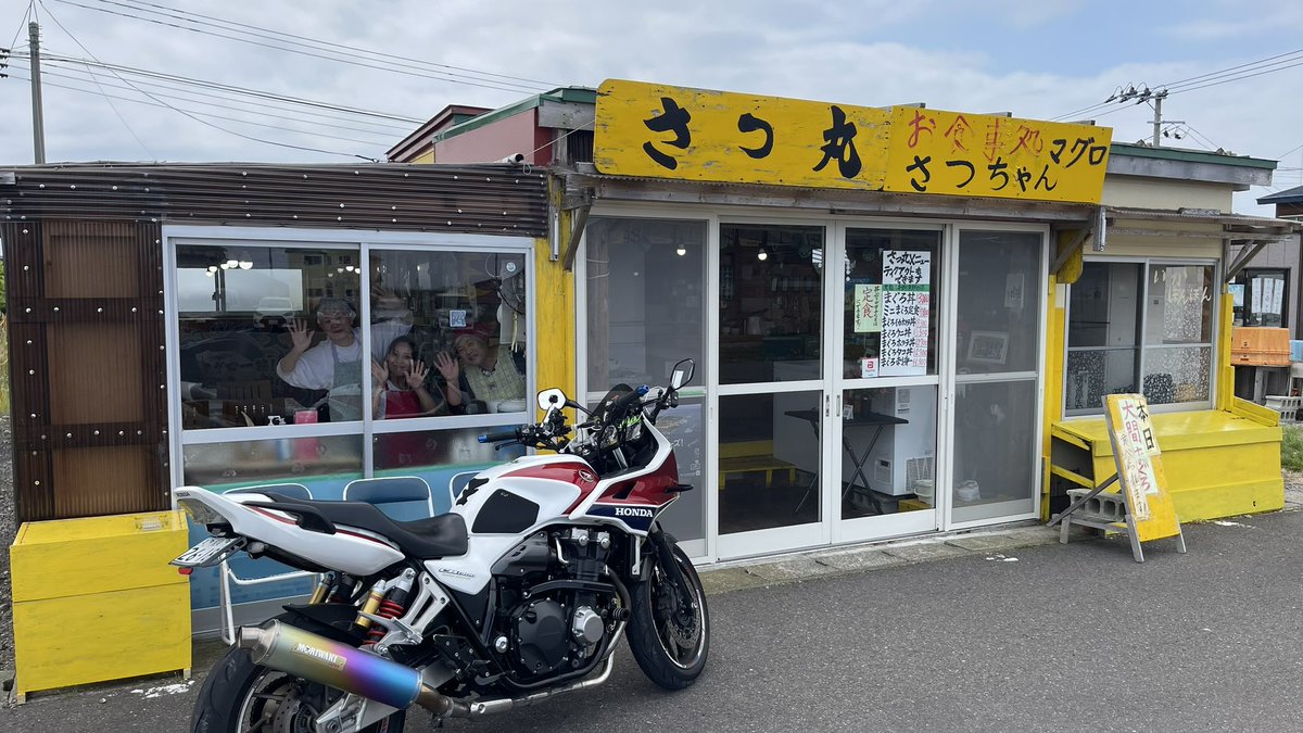 wildbahn16's tweet photo. 今日は、本州最北端 大間崎へ
途中雨に降られるハプニングがありましたが、無事に到達‼️
その後は、フォロワーさんな教わった #大間産マグロ を提供してくれる｢さつ丸｣さんに
これで本州3端制覇したので、残り1端
目標は年度内かな🤔
今日の晩御飯は、駅弁とご当地お惣菜
なんと茶碗蒸しが甘い‼️ https://t.co/ULZStSbCYO