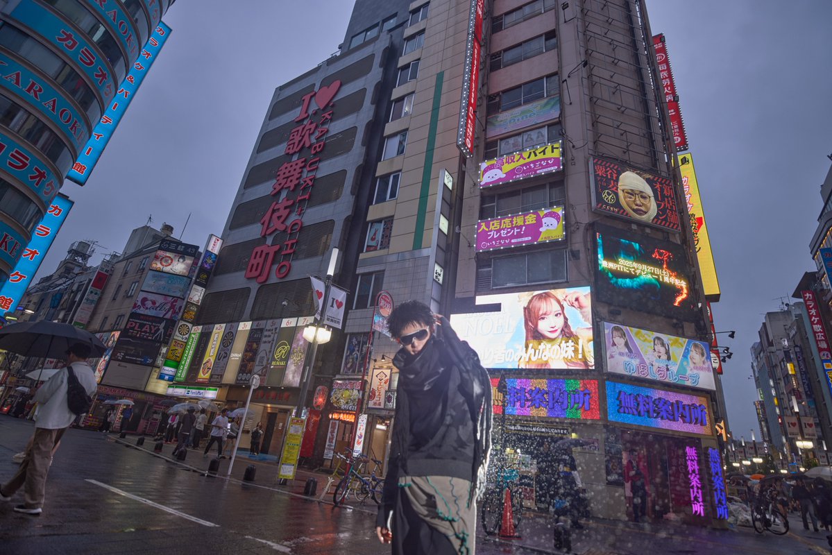 junk666's tweet photo. 屋外で光らせて撮影するとき、考える余裕ないから「光あれ! (Es werde Licht!)」と詠唱しながら光らせると、良い感じになる。

この時は機動性重視でAD100にリフレ+ハニカム(スタンドつけっばで同行者に持ってもらう)メインで+状況に応じて剥き出しAD100追加。

#ポートレート #ストロボ https://t.co/Xequy7ozUV