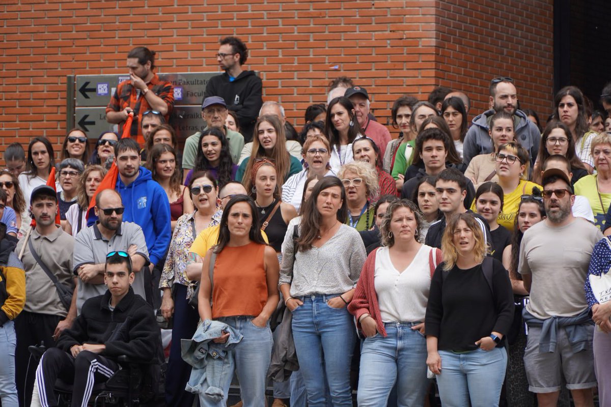 ArabakoALEA's tweet photo. 📢📸 Hezkuntza jomugan duen "euskararen kontrako oldarraldia" salatu dute Gasteizen.

Bilbo, Donostia eta Gasteizko campusetan aldi berean egindako protestetan, azken azterketen inguruko gertakariek "euskararen desofizializazio prozesua" [...]

https://t.co/kPyrXQIlyr https://t.co/W5KeMcxCuz