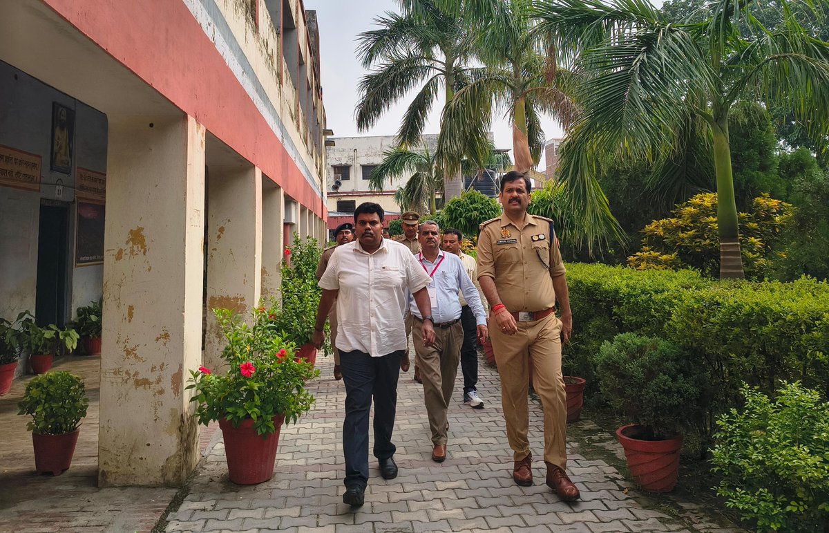dm_sitapur's tweet photo. उ.प्र.शिक्षक पात्रता परीक्षा (UPTET)-2026 के प्रथम दिन द्वितीय पाली में जनपद के परीक्षा केंद्रों का संयुक्त निरीक्षण कर व्यवस्थाओं का जायजा लिया गया। सीसीटीवी निगरानी, सुरक्षा, चेकिंग एवं परीक्षार्थियों के लिए आवश्यक सुविधाएं सुनिश्चित करने हेतु निर्देश दिए। https://t.co/btFkCDCBDd